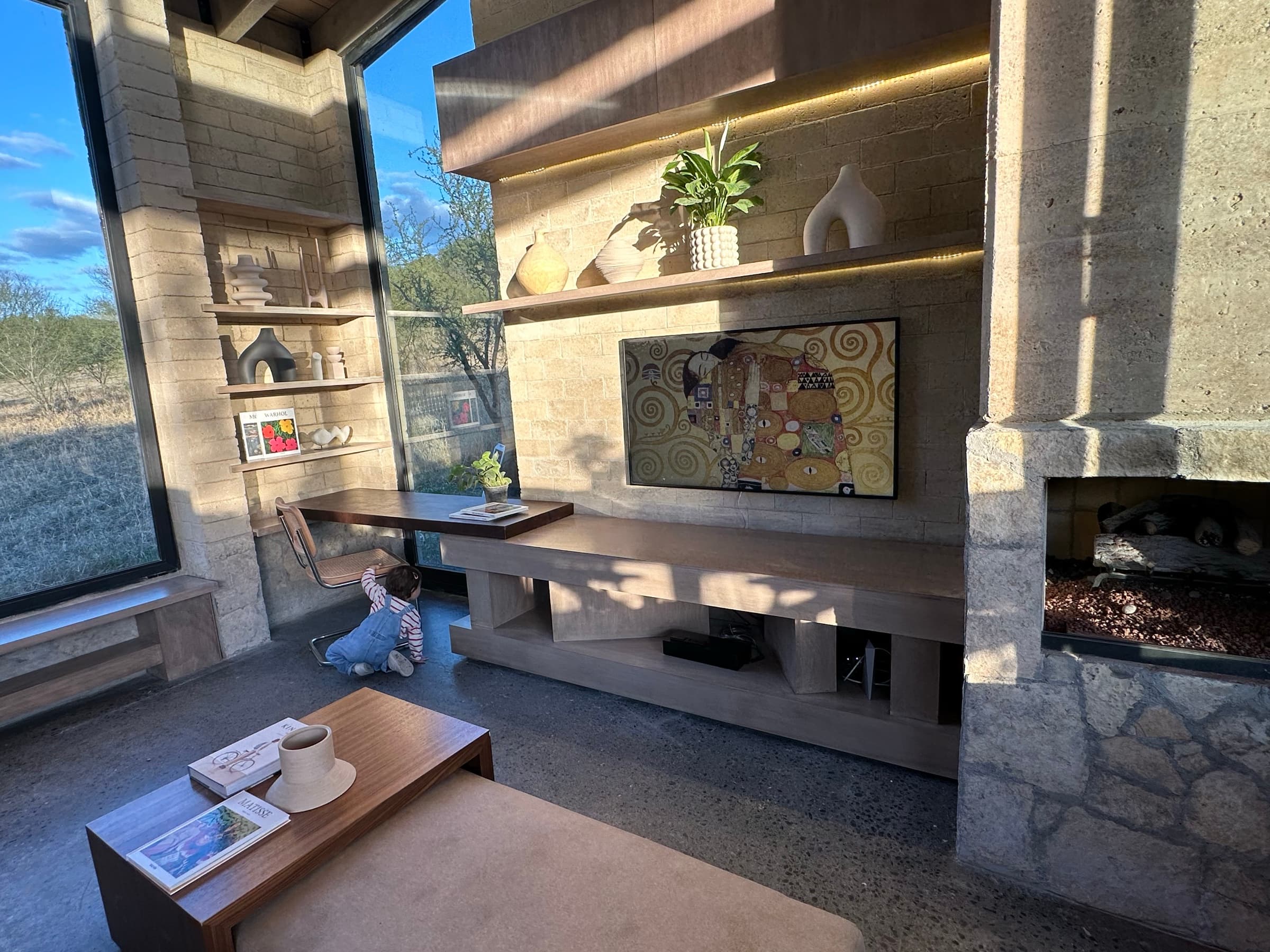 Sala de Casa Cuarcita con vista al valle al atardecer