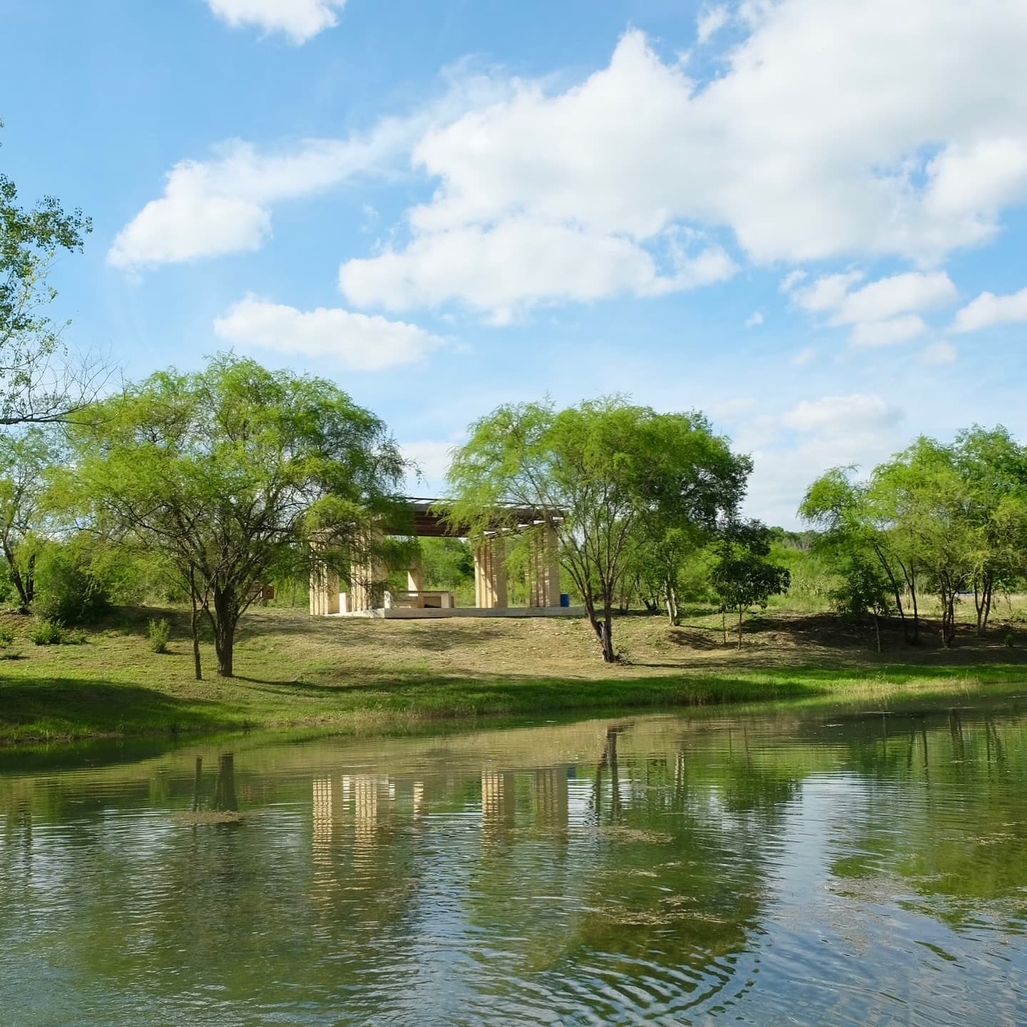 Palapa al lado del lago